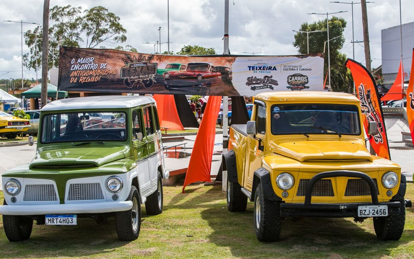 Texas Auto Rock reúne carros antigos, música e m...